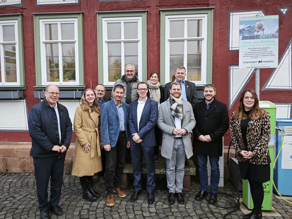 Bild vergrößern: Gemeinsames Foto mit den Bürgermeistern, Klimaschutzmanagement und den Vertretern der EWP